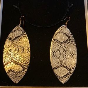 🚨SALE 🚨 5 items for only $25!!